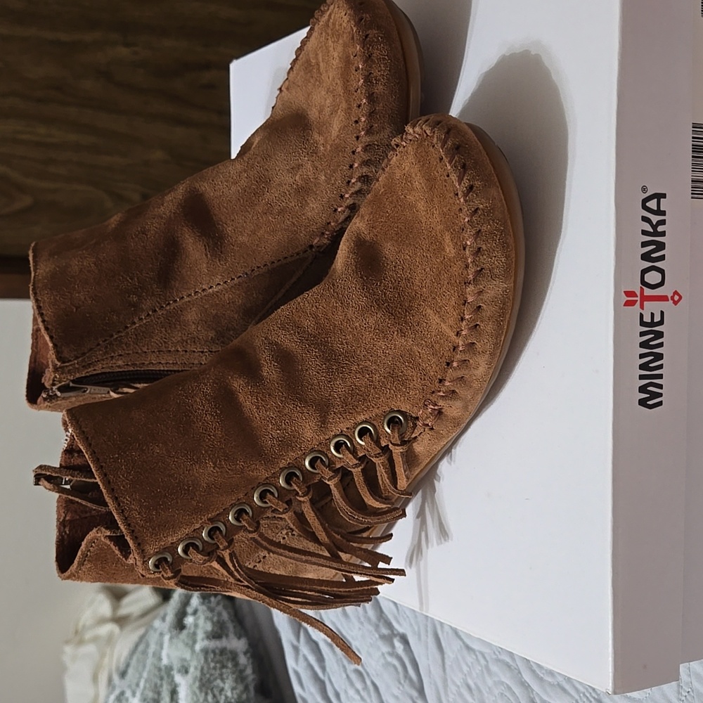 Minnetonka boots sz 7.5